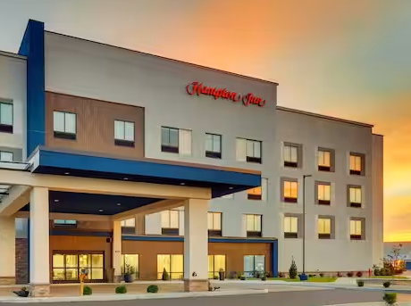 GSA251-Hampton Inn Aurora-3.26.25 Photo of the Hampton Inn & Suites Denver Aurora South at sunset.